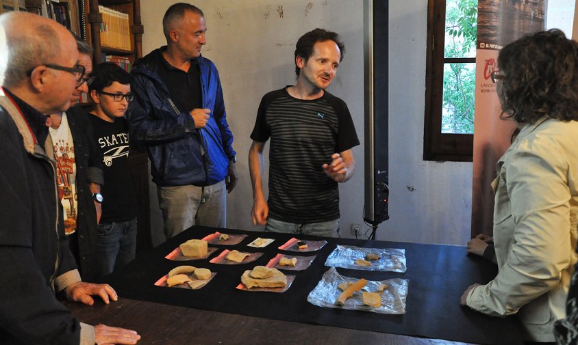 Quan es va acabar la conferència es van poder veure de prop les restes de ceràmica trobades al jaciment iber del Castell de Vilafortuny