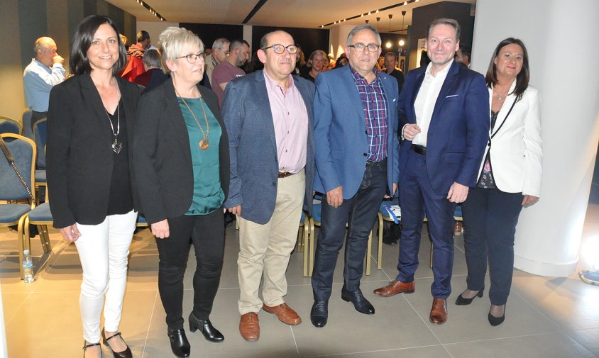 Tània González, Inma Sierra, Jordi Jiménez, Lluís Llorens, David Chatelain i Isabel Lalinde, ahir, al finalitzar l'acte del PP