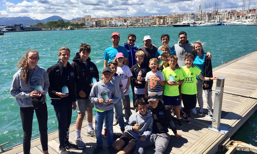 Foto de grup de l'equip d'Optimist del CN Cambrils