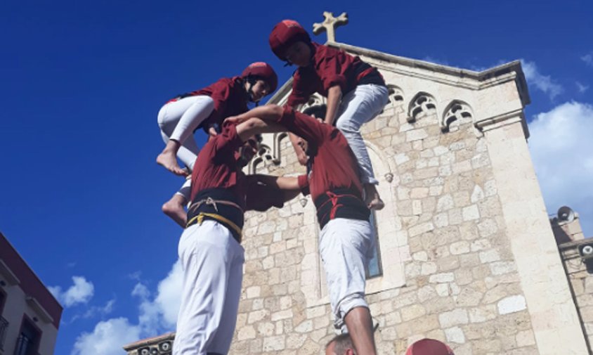 Els Xiquets de Cambrils descarregant el 2 de 6 en la diada del barri del Serrallo de Tarragona