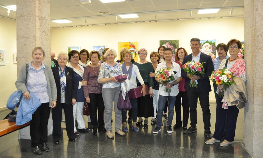 Foto de grup de les Dones Amunt que participen a l'exposició de pintura