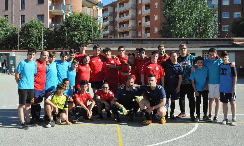 Foto de grup de l'equip Nàstic Genuine i alumnes del col·legi Cardenal Vidal i Barraquer