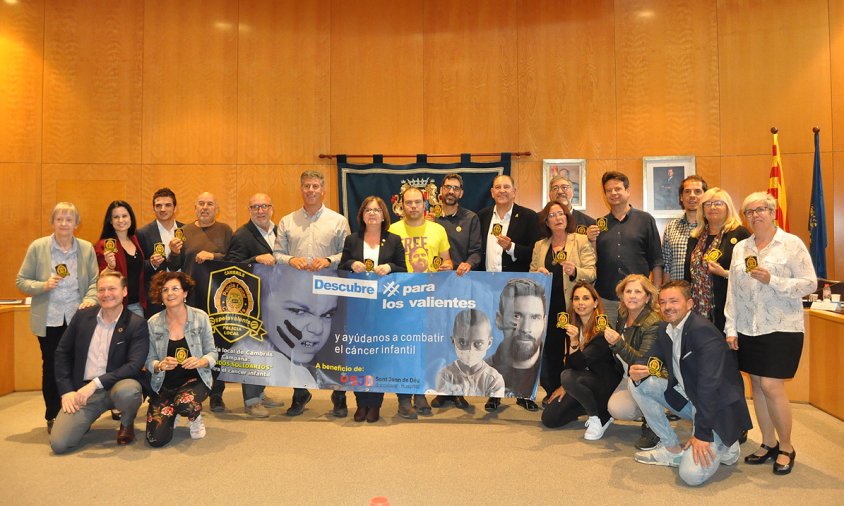 Foto de grup de tots els regidors del consistori donant el seu suport a la campanya solidària