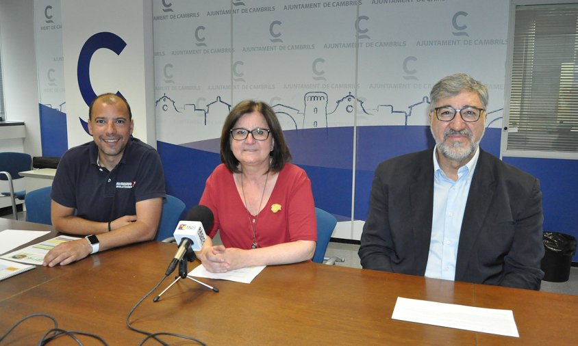 Presentació del Triatló de Cambrils, ahir al matí. D'esquerra a dreta: Juanan Fernández, Camí Mendoza i Josep M. Vallès