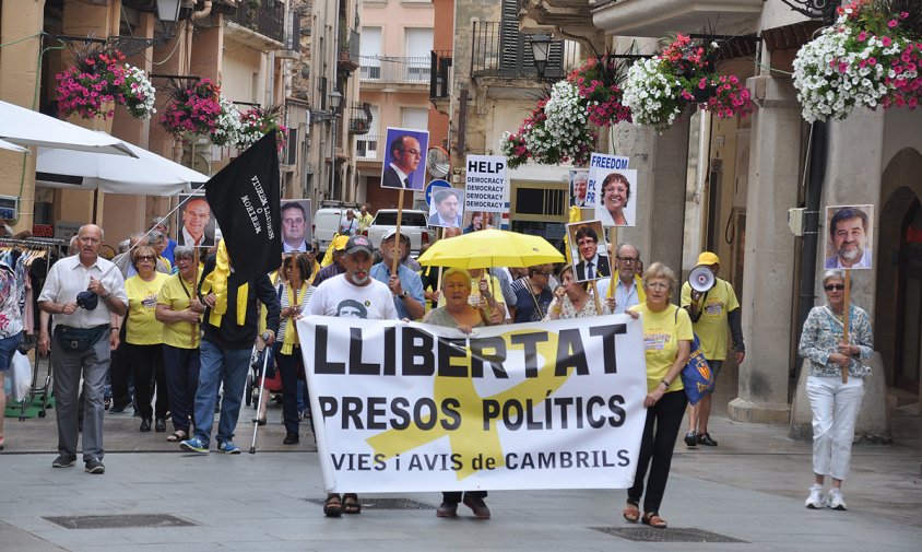 Els Avis i Àvies, ahir, a l'arribada a la plaça de la Vila