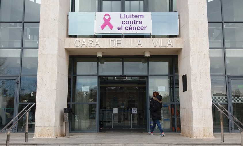 Crespó rosa de lluita contra el càncer penjat durant aquesta setmana a l'Ajuntament