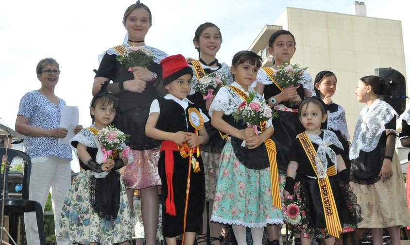 Foto de grup de les pubilles i hereu del barri escollits ahir a la tarda