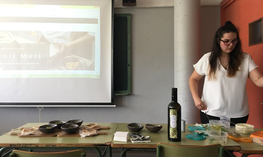 L'alumna de l'Escola d'Hoteleria i Turisme de Cambrils, Roxana Tivadar, durant la presentació del seu projecte