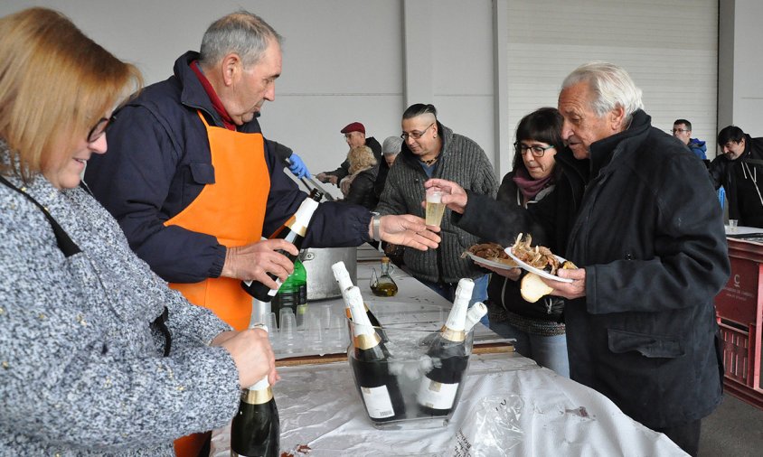 La fregida de galeres i calçots es va fer ahir al matí a la Cooperativa Agrícola