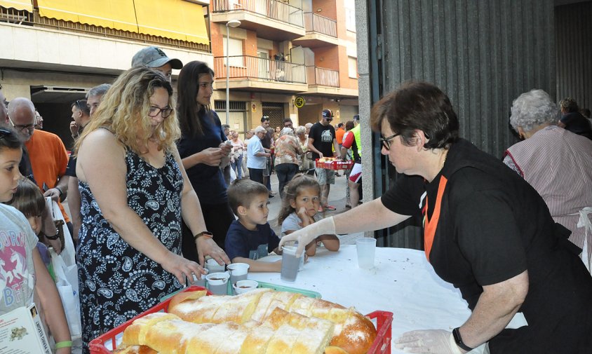 Esmorzar de coca i xocolatada que es va servir, ahir al matí, per als socis del barri