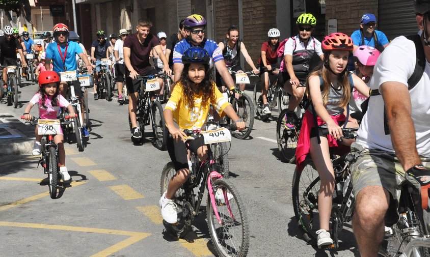 Cicloturistes al seu pas pel carrer del General Prim, ahir al matí