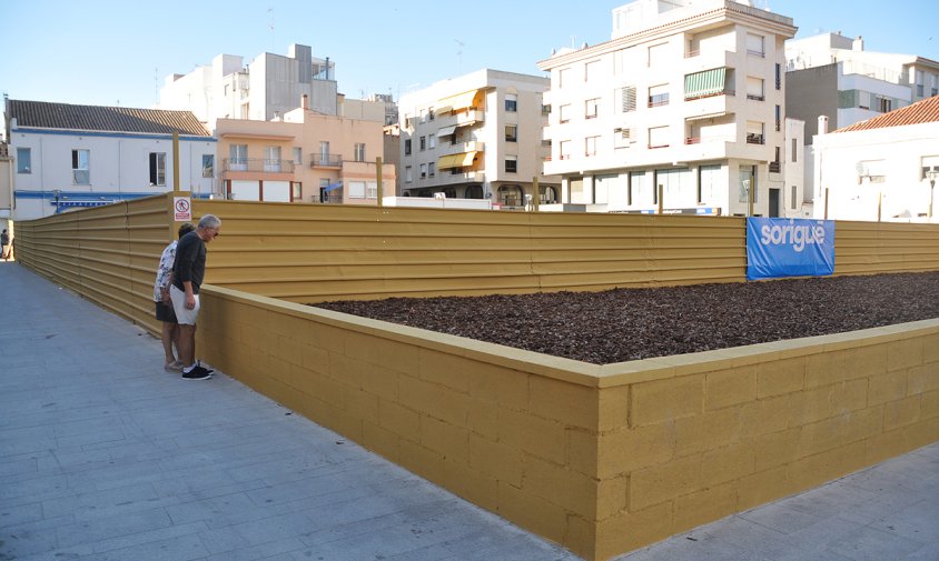 Aspecte de la jardinera i la tanca que delimita el solar de la plaça del Pòsit, ahir a la tarda