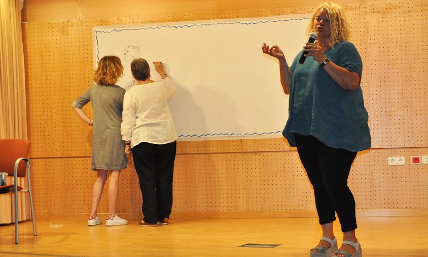 Montse Parra i Nuri Mariné van presentar la performance "Pinta'm un conte", ahir, a la sala d'actes del Casal