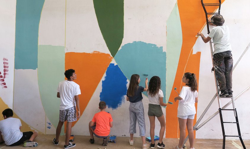 Imatge dels treballs de pintura mural que s'han fet a la façana de l'Ateneu Juvenil