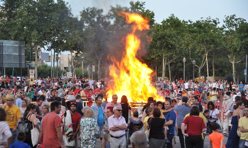 Encesa de la foguerada amb la Flama del Canigó, el passat diumenge al vespre