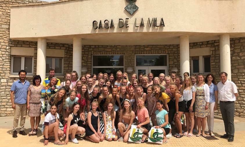 Foto de grup de la recepció de les gimnastes de l'Hospitalet de l'Infant