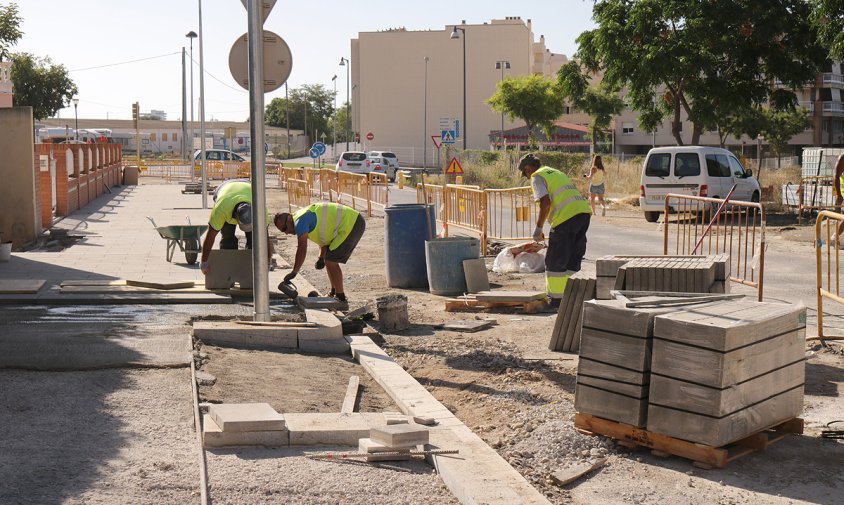 Imatge de les obres que s'han iniciat al carrer del Camí de la Creu