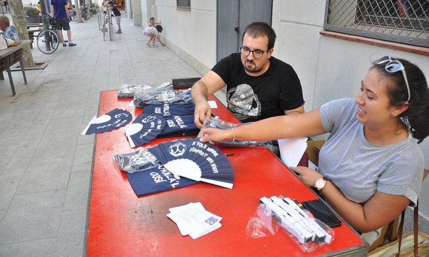 Taula de lliurament de samarretes i ventalls mariners, ahir al vespre a la plaça de l'Església de Sant Pere