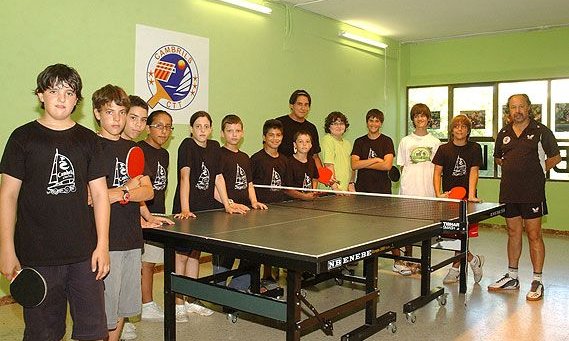 Alguns dels joves palistes del Club Tennis Taula Cambrils, a les instal·lacions del club, en una jornada d'entrenament