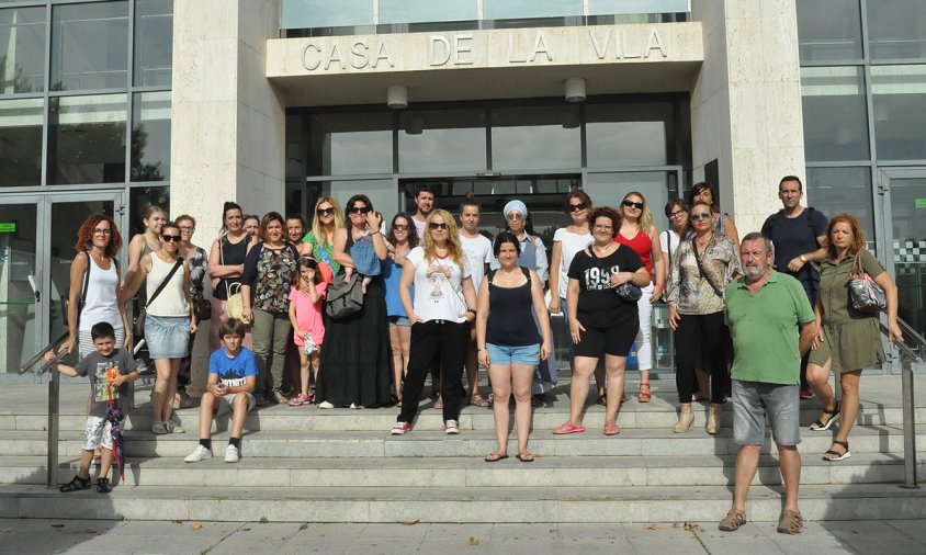 Grup de persones que es van concentrar, ahir a la tarda, a la plaça de l'Ajuntament