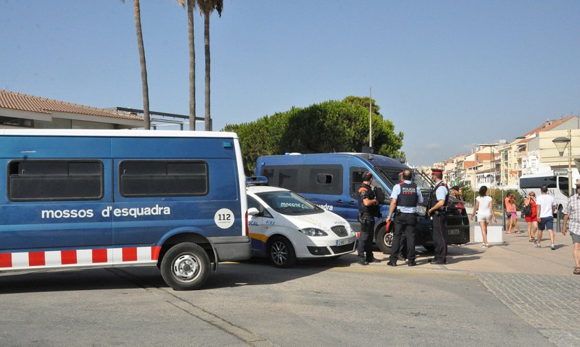 Presència policial al Club Nàutic Cambrils, l'endemà de l'atemptat, el 18 d'agost de 2017