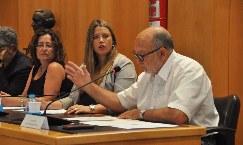 Un moment de la intervenció del regidor no adscrit Joan M. Artigau, ahir, al ple