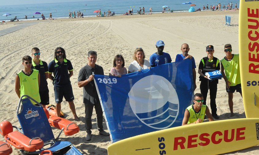 L'alcaldessa i els regidors Lluís Abella i Marta Borràs amb personal de salvament i de neteja de platges