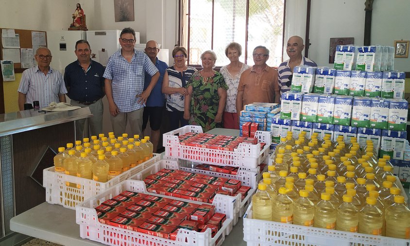 Imatge de la donació de productes a Càritas de l'Hospitalet de l'Infant