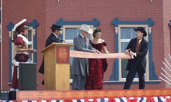 Larry Hagman i Vicky Martín Berrocal tallant la cinta inaugural del nou hotel Gold River de Port Aventura