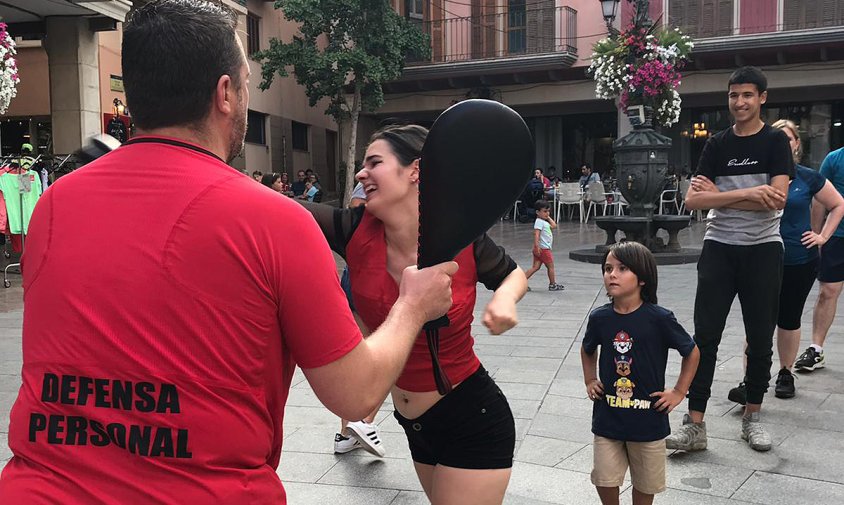 Imatge del taller de defensa personal impartit ahir a la tarda a la plaça de la Vila