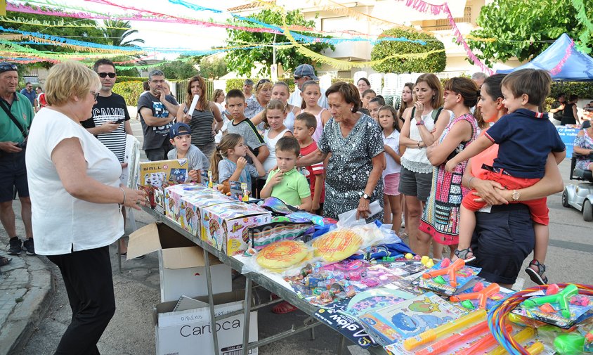 Obsequis per als participants del concurs de dibuix. El xiquet de la samarreta verda va ser el guanyador del certamen