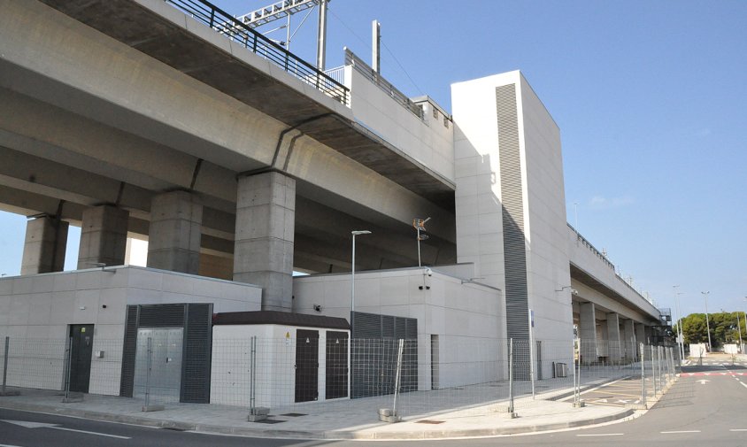 Imatge de la nova estació i el viaducte, a Cambrils