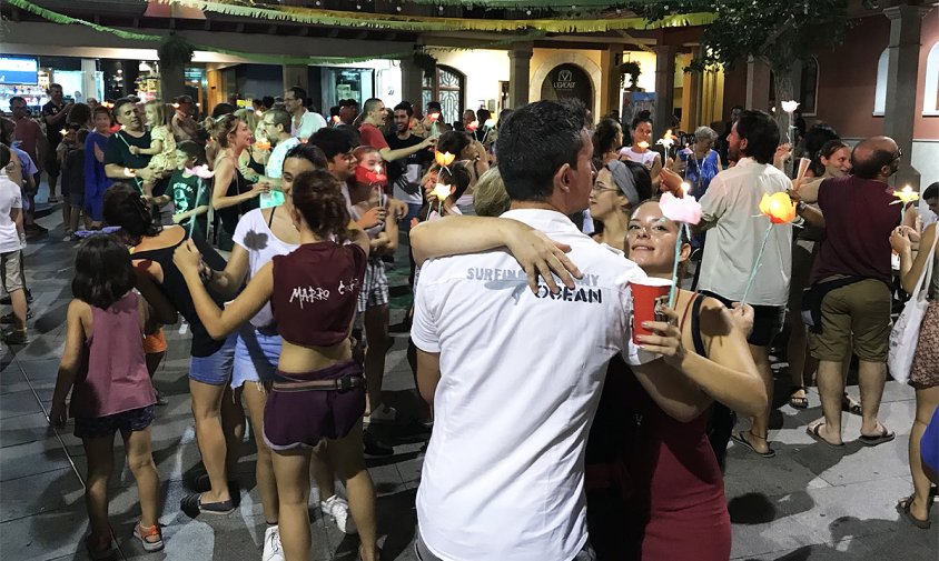 Imatge d'arxiu del ball del fanalet a la plaça de la Vila, dins les festes del Barri Antic