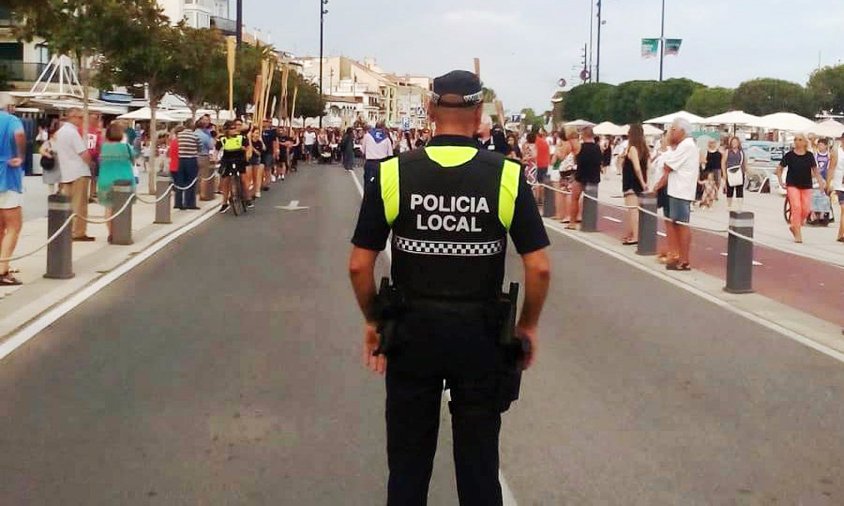 Imatge d'un agent de la Policia Local (Imatge extreta del Twitter de la Policia Local de Cambrils)