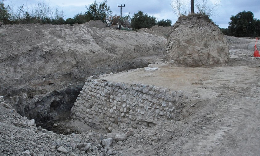 Aspecte d'un mur que podria correspondre a l'antiga fortalesa o muralla dels Arcs, ara fa 10 anys