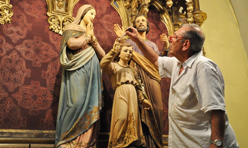 Josep M. Vidiella, ahir, al costat de les figures de l'altar de la Sagrada Família, a l'església parroquial de Santa Maria