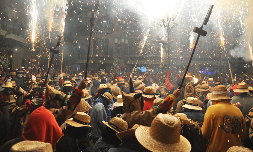 La plaça de la Vila, plena de gent sota les espurnes dels diables, ahir a la nit