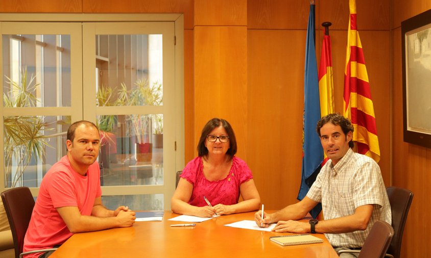 Un moment de la signatura del conveni a càrrec de l'alcaldessa Camí Mendoza, el gerent de Comaigua Joaquim Vicens i el president de Comaigua, Eduard Pellicer