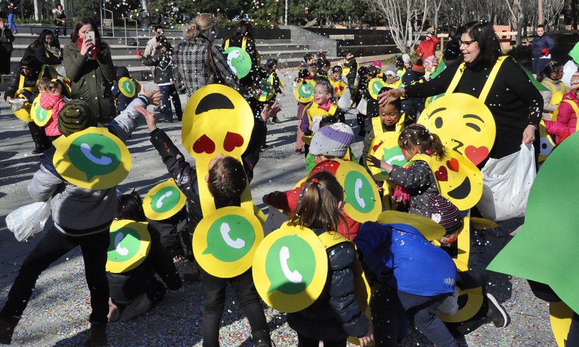 Celebració de Carnaval dels alumnes més petits de l'escola Joan Ardèvol al parc del Pinaret