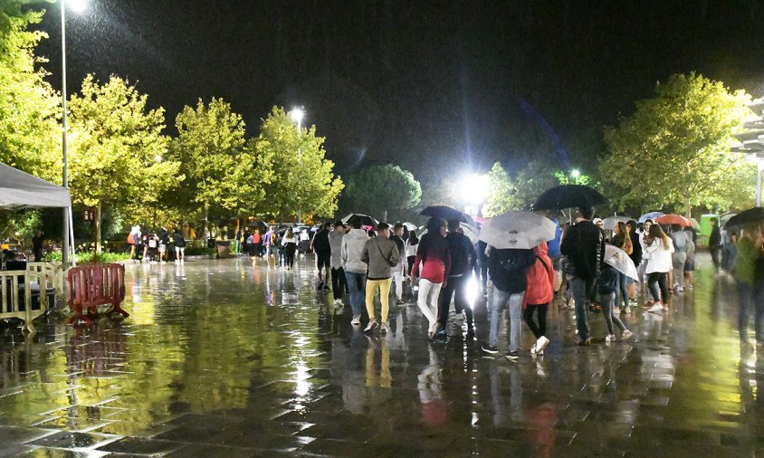 Gent sortint del recinte del parc del Pinaret un cop es va anunciar la suspensió del concert