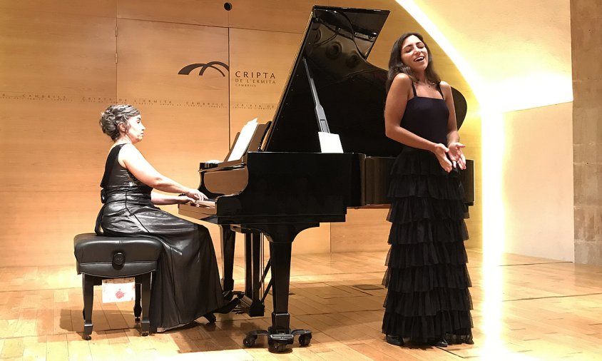 Mercedes Gancedo acompanyada al piano per Viviana Salisi, en el concert de la Cripta celebrat aquest passat dissabte al vespre