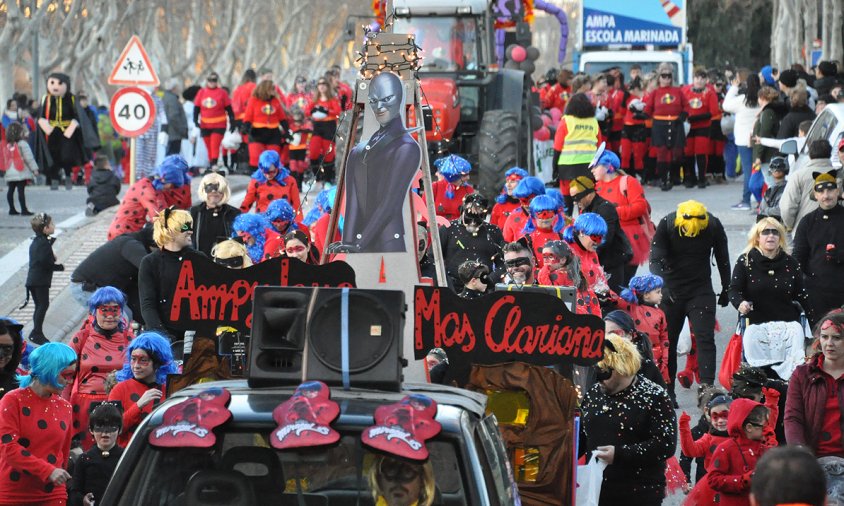 La rua del Carnaval, el dissabte a la tarda, va sortir de davant de la plaça de l'Ajuntament