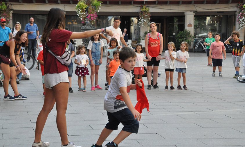 Un moment del joc del mocador, ahir a la tarda, a la plaça de la Vila