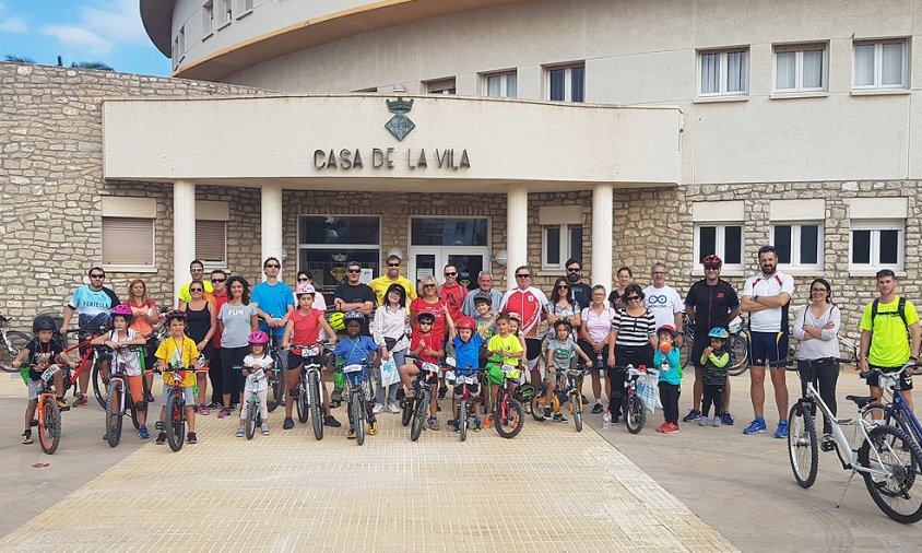 Foto de grup dels participants a una pedalada anterior