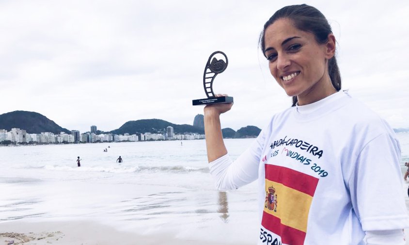 Marina Campos amb el seu trofeu com a tercera classificada de la seva categoria als Campionats Mundials de capoeira