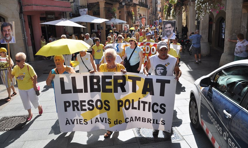 Els Avis i Àvies, ahir, a la plaça de la Vila un cop efectuat el recorregut pel voltant del mercadet ambulant