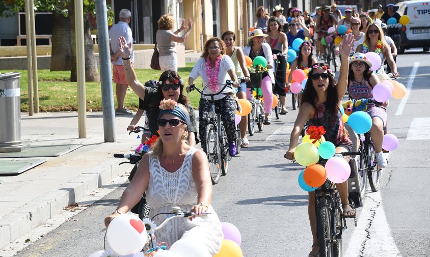 La passejada en bicicleta d'ahir, a la part superior de la Rambla de Jaume I