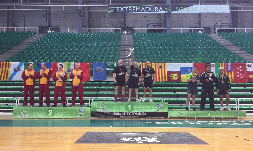 Imatge del podi del campionat d'Espanya de seleccions autonòmiques de +50 anys, amb la selecció catalana en primera posició