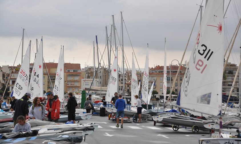 Embarcacions a les instal·lacions del Club Nàutic, el passat dissabte al matí, preparant les veles per la regata