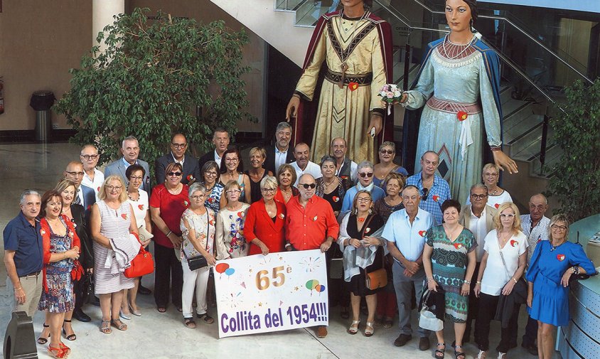 La gent de la collita del 1954 amb els gegants Pere i Camí, aquest passat diumenge, a la Casa de la Vila